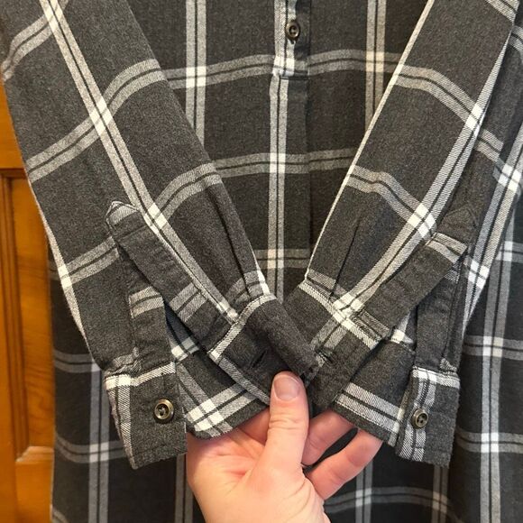 Old Navy Grey Plaid Popover Pintuck Shirt Blouse Women’s Small - Picture 4 of 7
